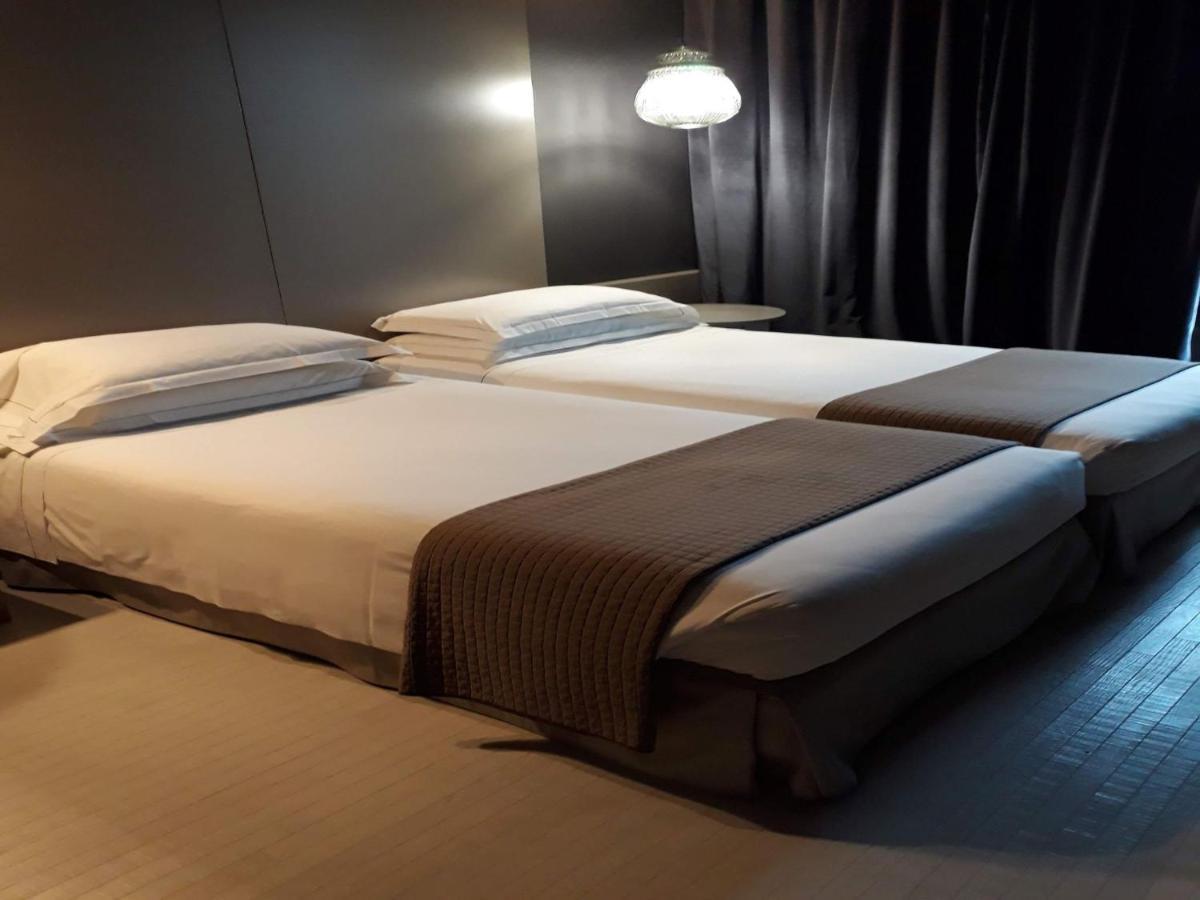 Grand Hotel De La Ville Parma Esterno foto A room at the hotel