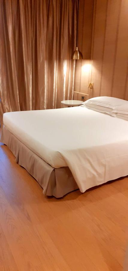 Grand Hotel De La Ville Parma Esterno foto A bed with a mattress