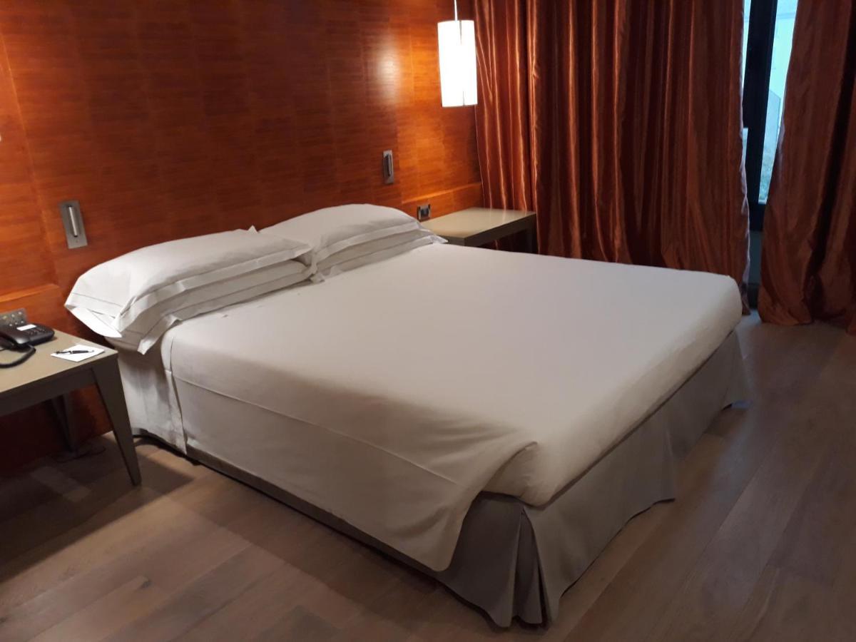 Grand Hotel De La Ville Parma Esterno foto A bed