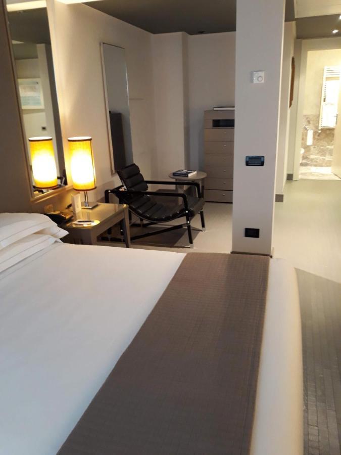 Grand Hotel De La Ville Parma Esterno foto A room at the hotel