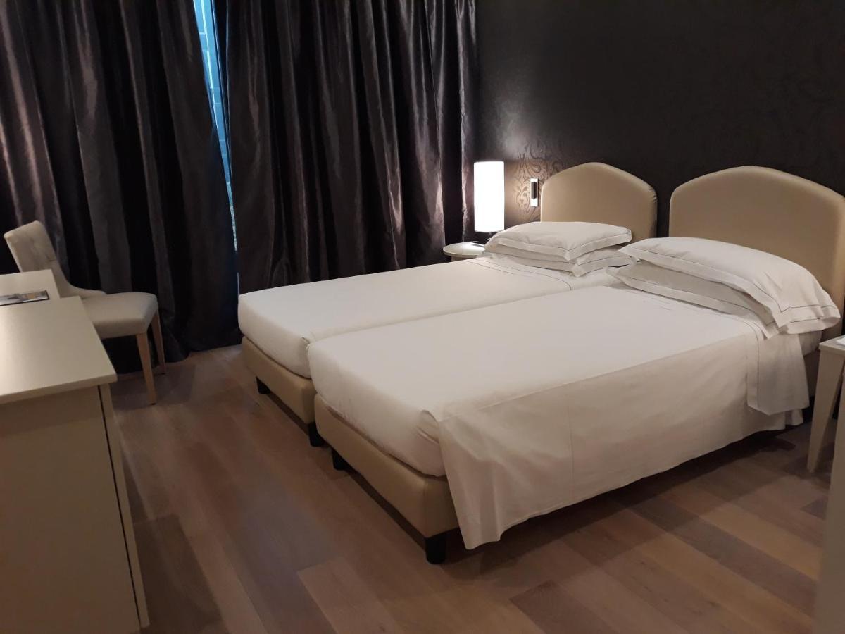 Grand Hotel De La Ville Parma Esterno foto A room at the hotel