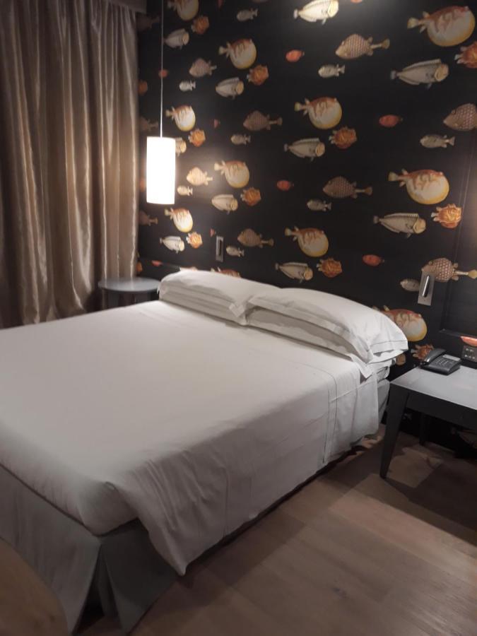 Grand Hotel De La Ville Parma Esterno foto A room at the hotel