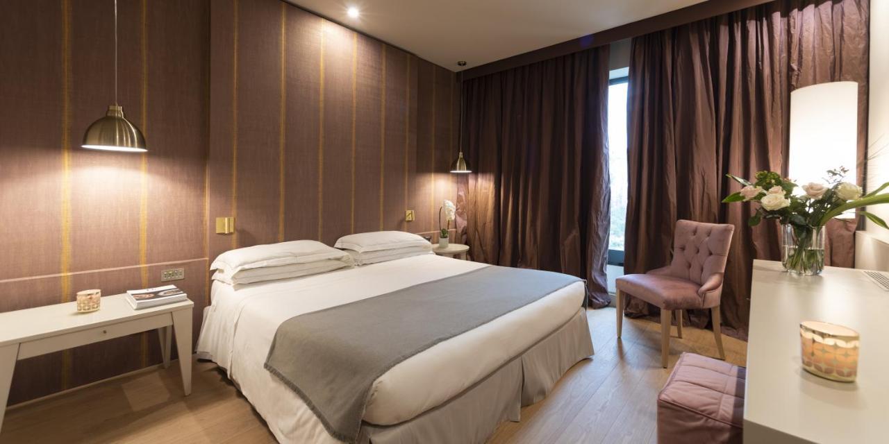 Grand Hotel De La Ville Parma Esterno foto A room at the hotel
