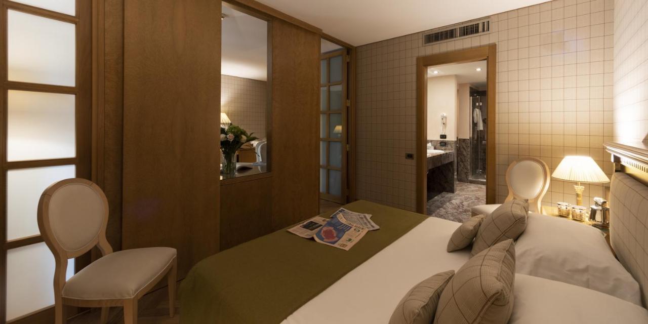 Grand Hotel De La Ville Parma Esterno foto A room at the hotel