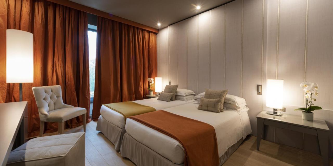 Grand Hotel De La Ville Parma Esterno foto A room at the hotel