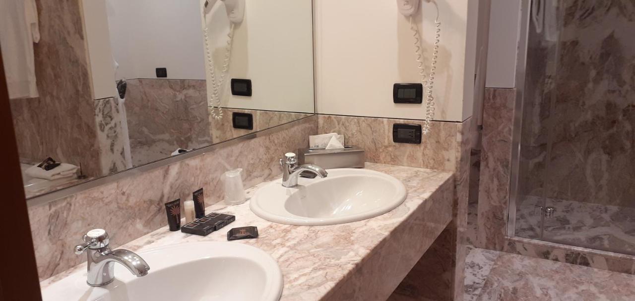 Grand Hotel De La Ville Parma Esterno foto Bathroom in a hotel