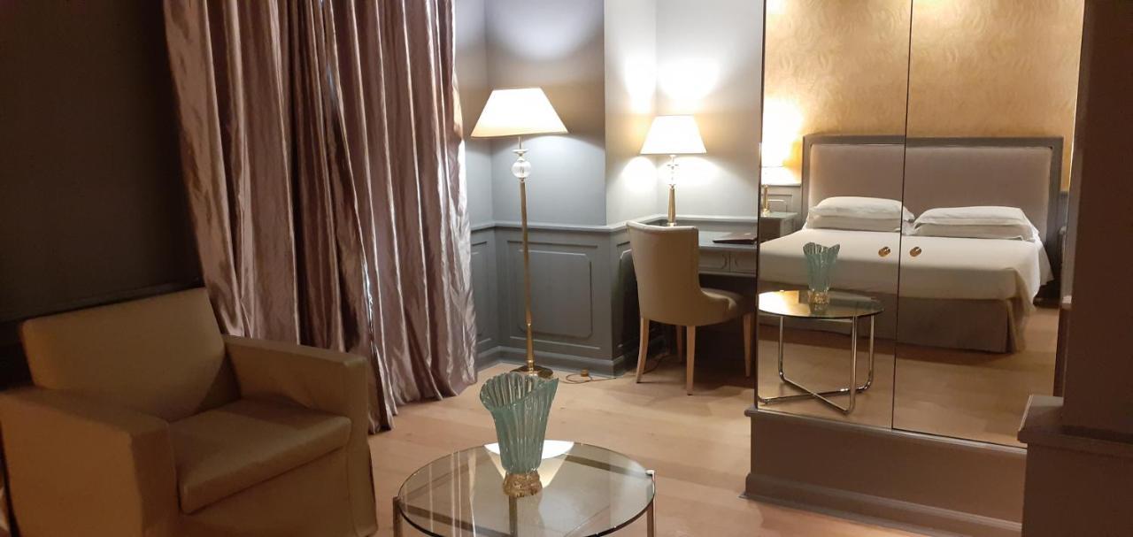 Grand Hotel De La Ville Parma Esterno foto A room at the hotel