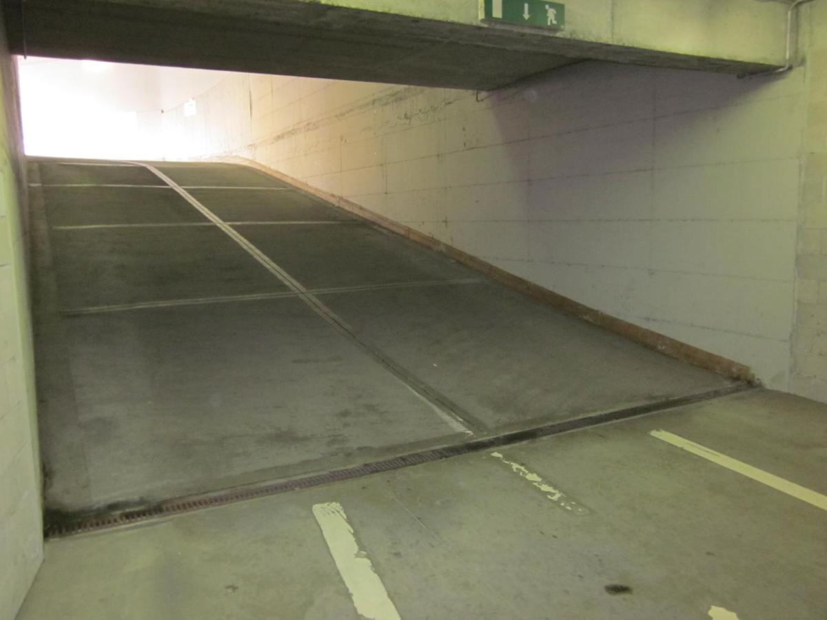 Grand Hotel De La Ville Parma Esterno foto A car park ramp