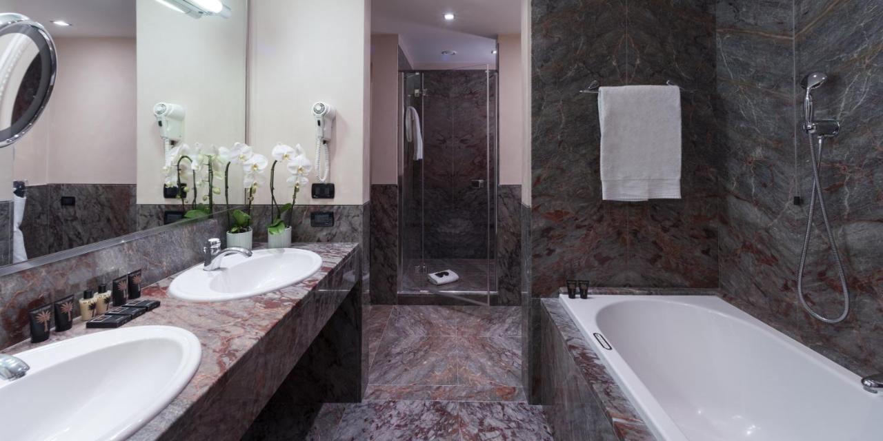 Grand Hotel De La Ville Parma Esterno foto A bathroom in a hotel
