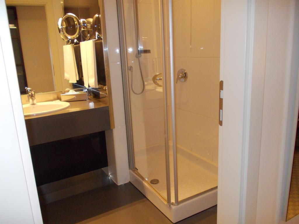 Grand Hotel De La Ville Parma Esterno foto A shower cubicle