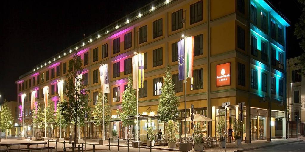 Grand Hotel De La Ville Parma Esterno foto The shopping centre at night