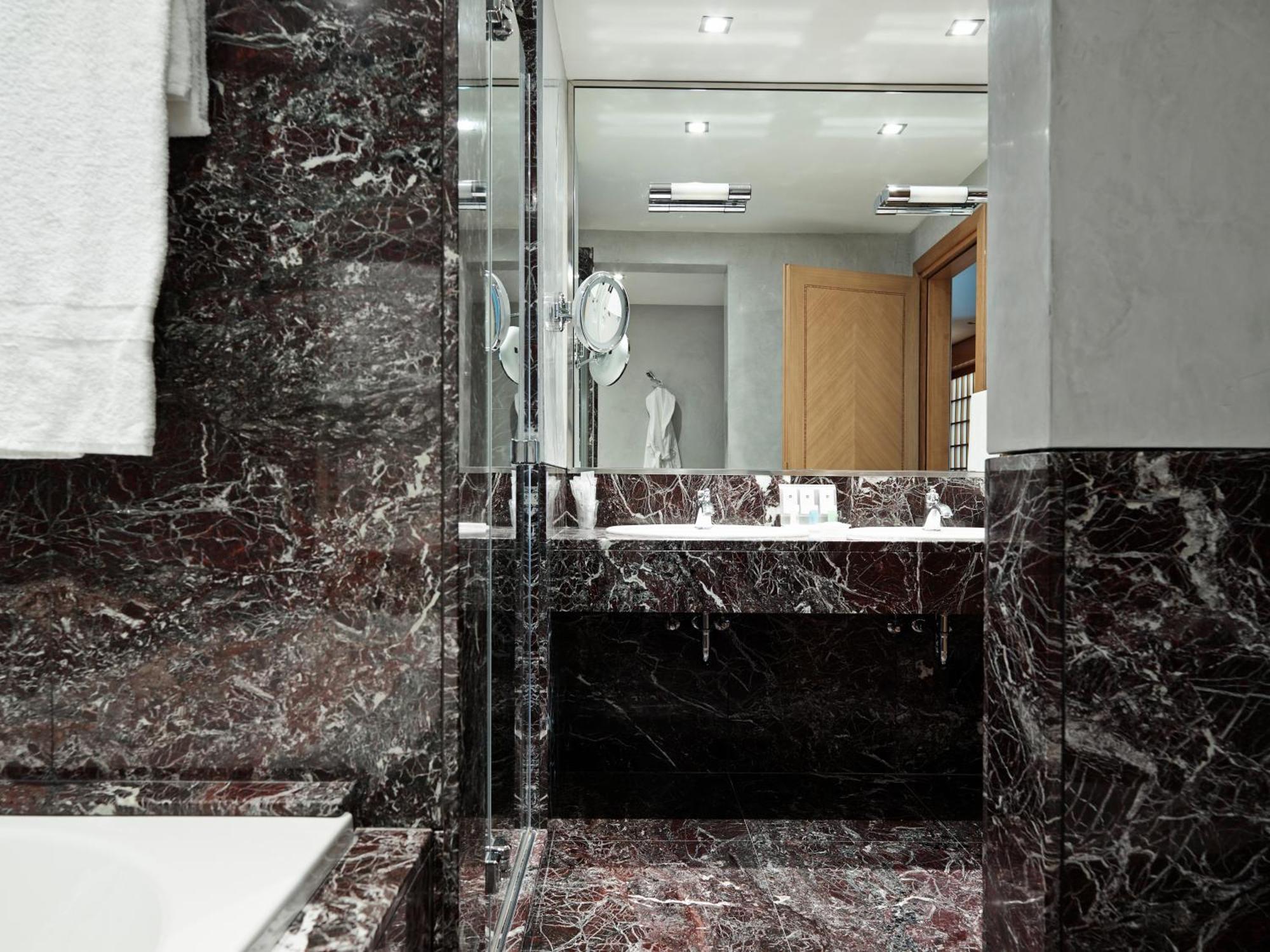 Grand Hotel De La Ville Parma Esterno foto Bathroom
