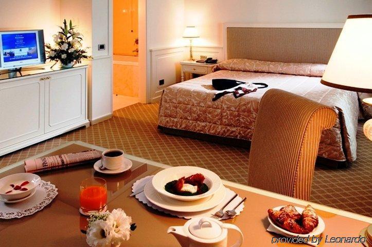 Grand Hotel De La Ville Parma Esterno foto A room at the hotel