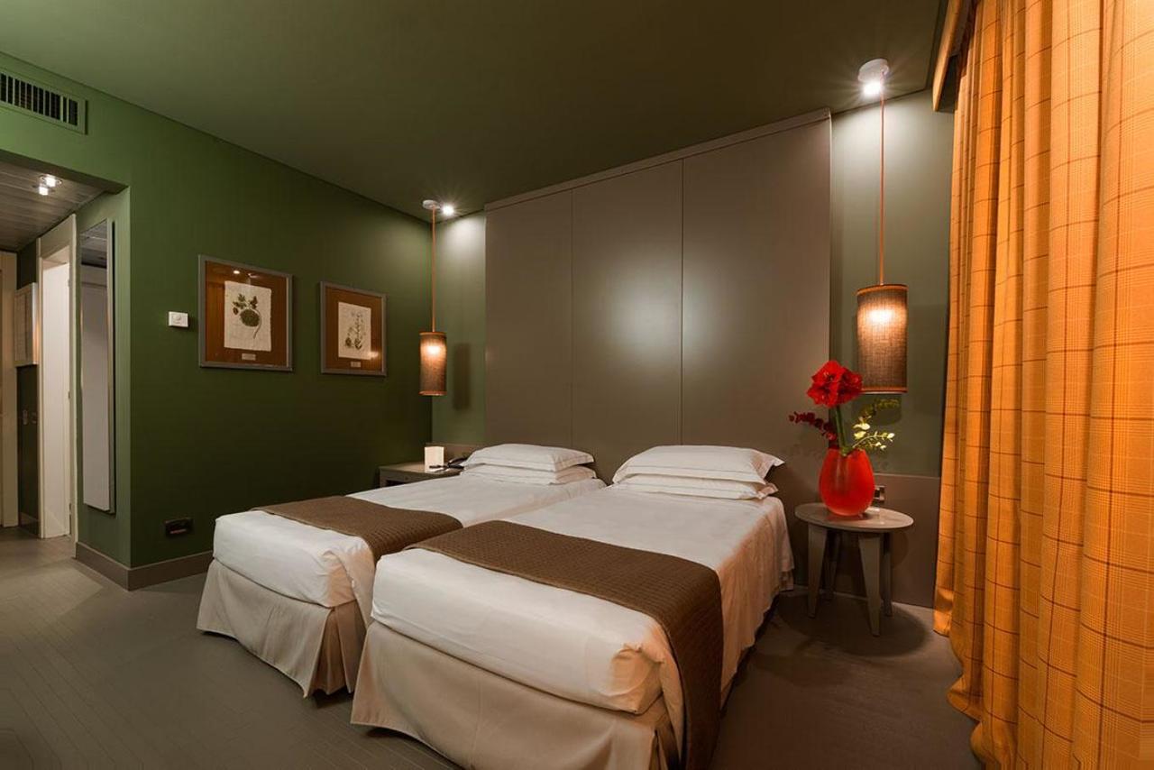Grand Hotel De La Ville Parma Esterno foto A room at the hotel