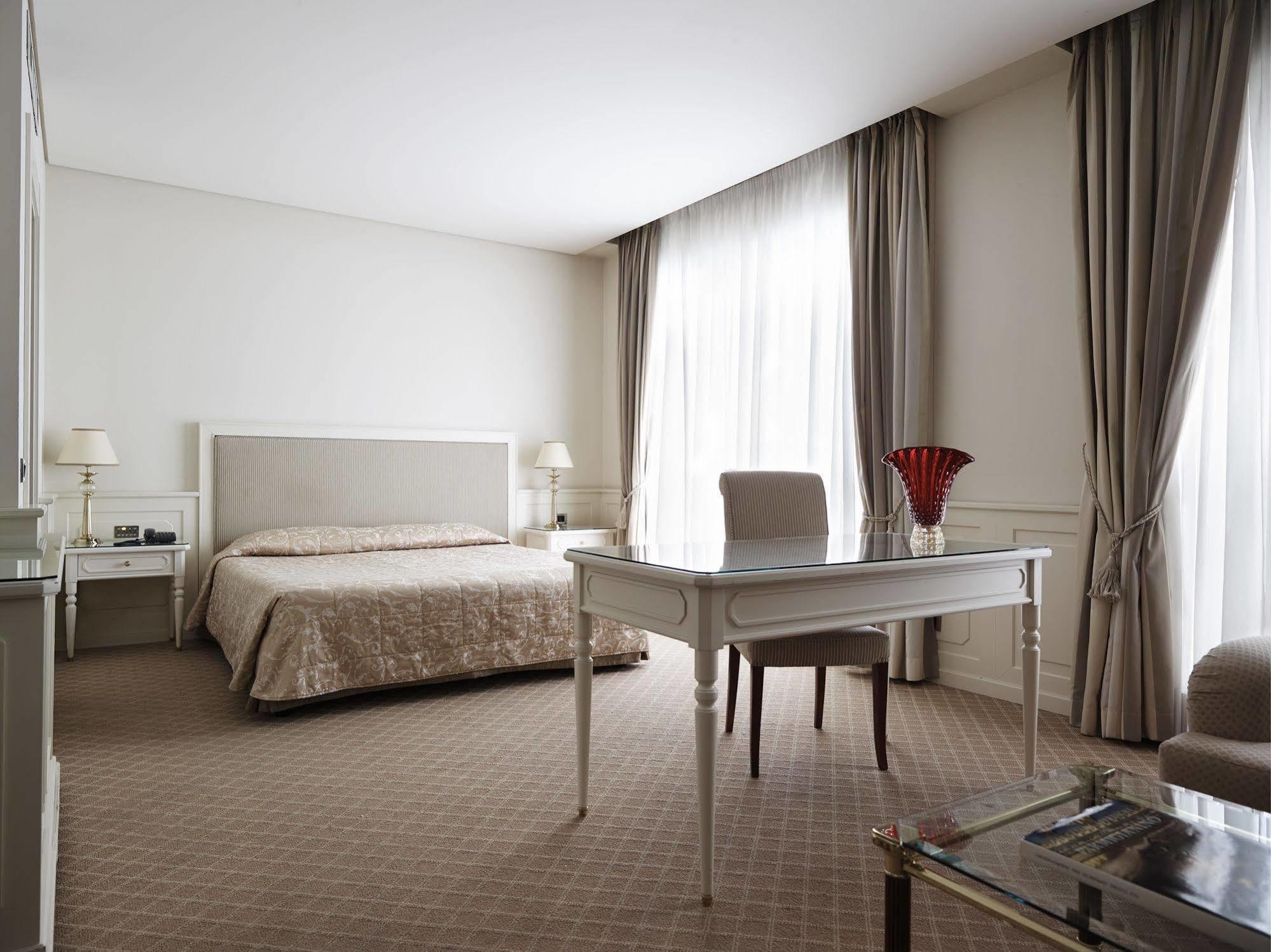 Grand Hotel De La Ville Parma Esterno foto A room at the hotel