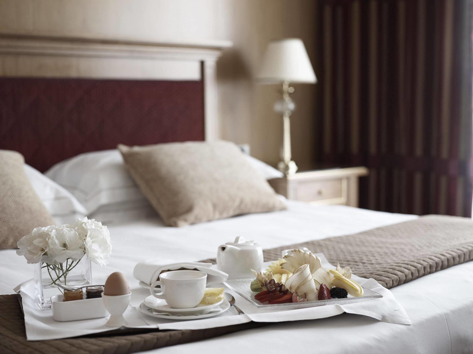 Grand Hotel De La Ville Parma Esterno foto Room service
