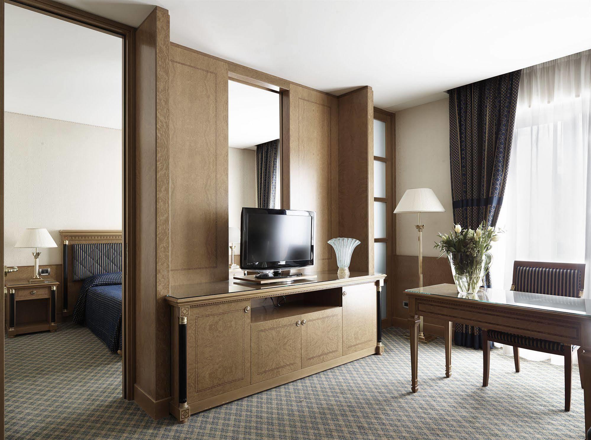 Grand Hotel De La Ville Parma Esterno foto Suite