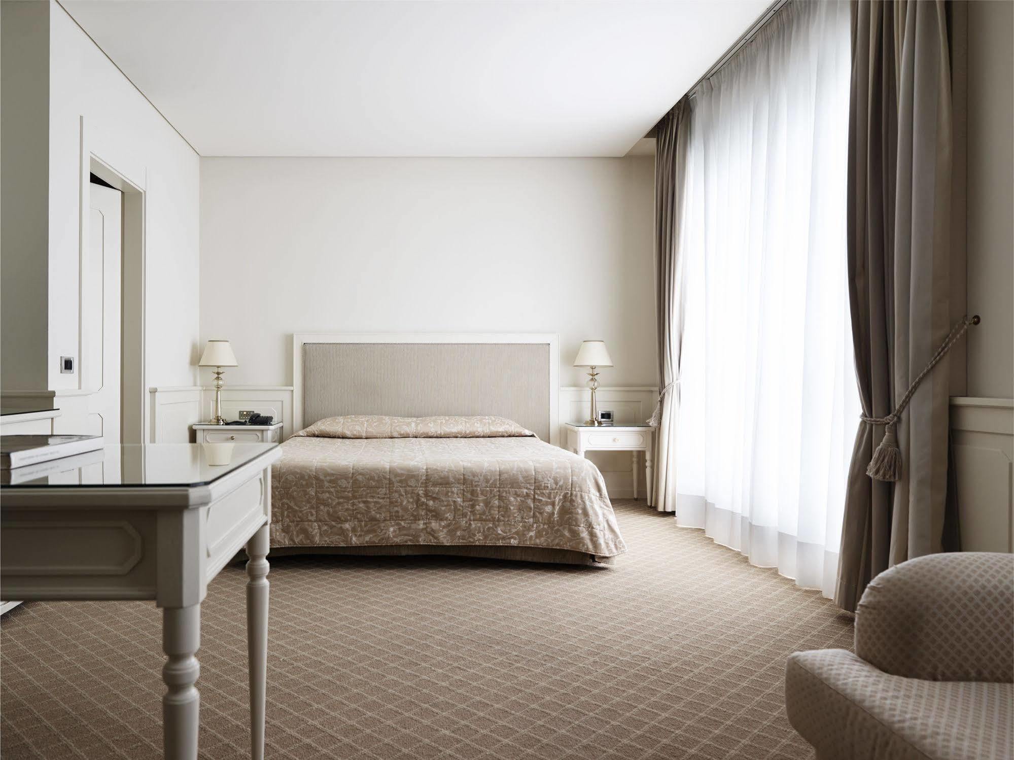 Grand Hotel De La Ville Parma Esterno foto A room at the hotel