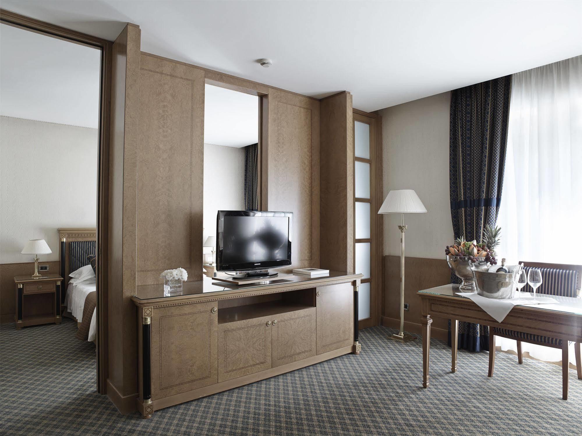 Grand Hotel De La Ville Parma Esterno foto A room at the Hotel de la Ville