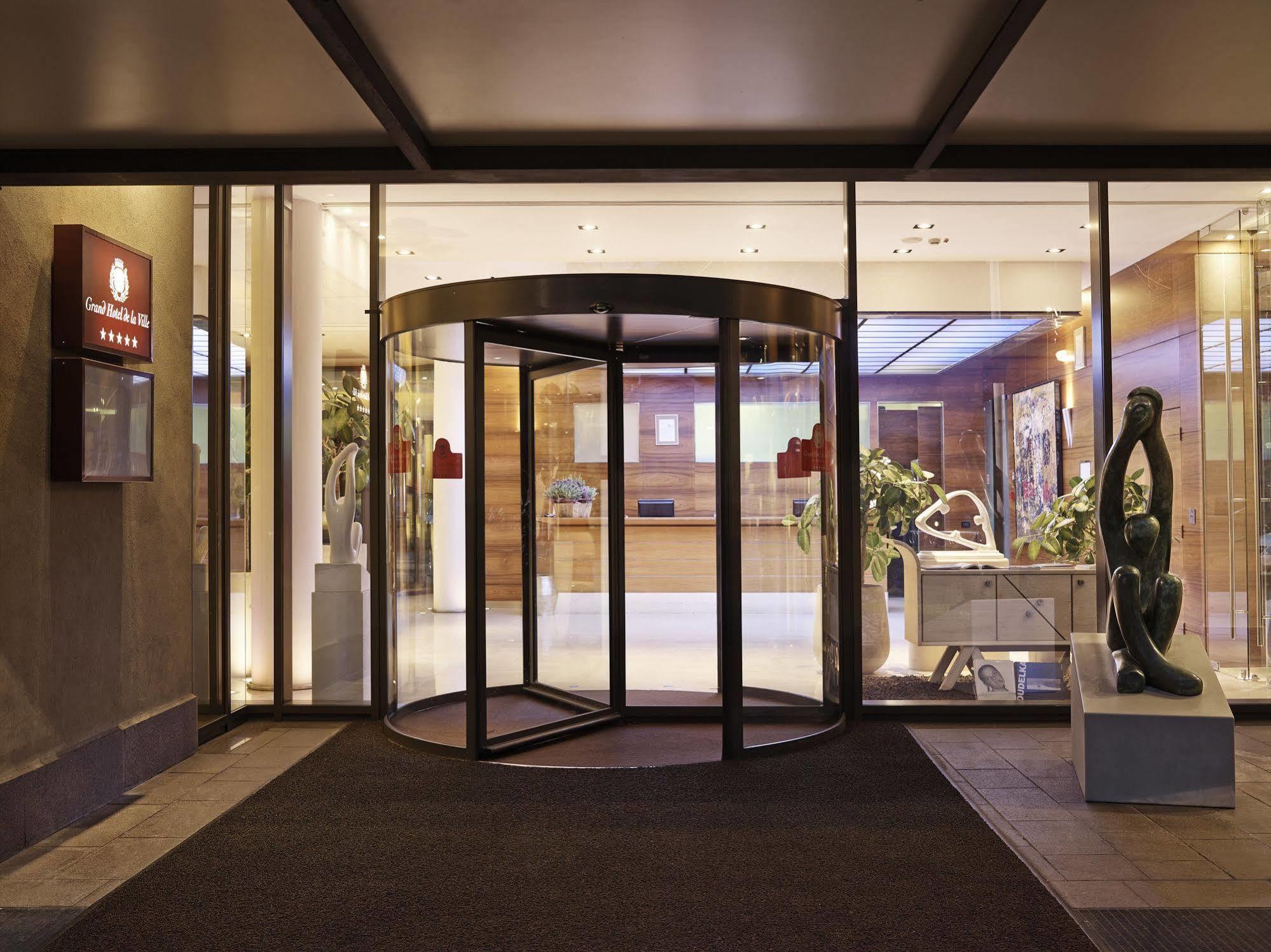 Grand Hotel De La Ville Parma Esterno foto Entrance to the hotel