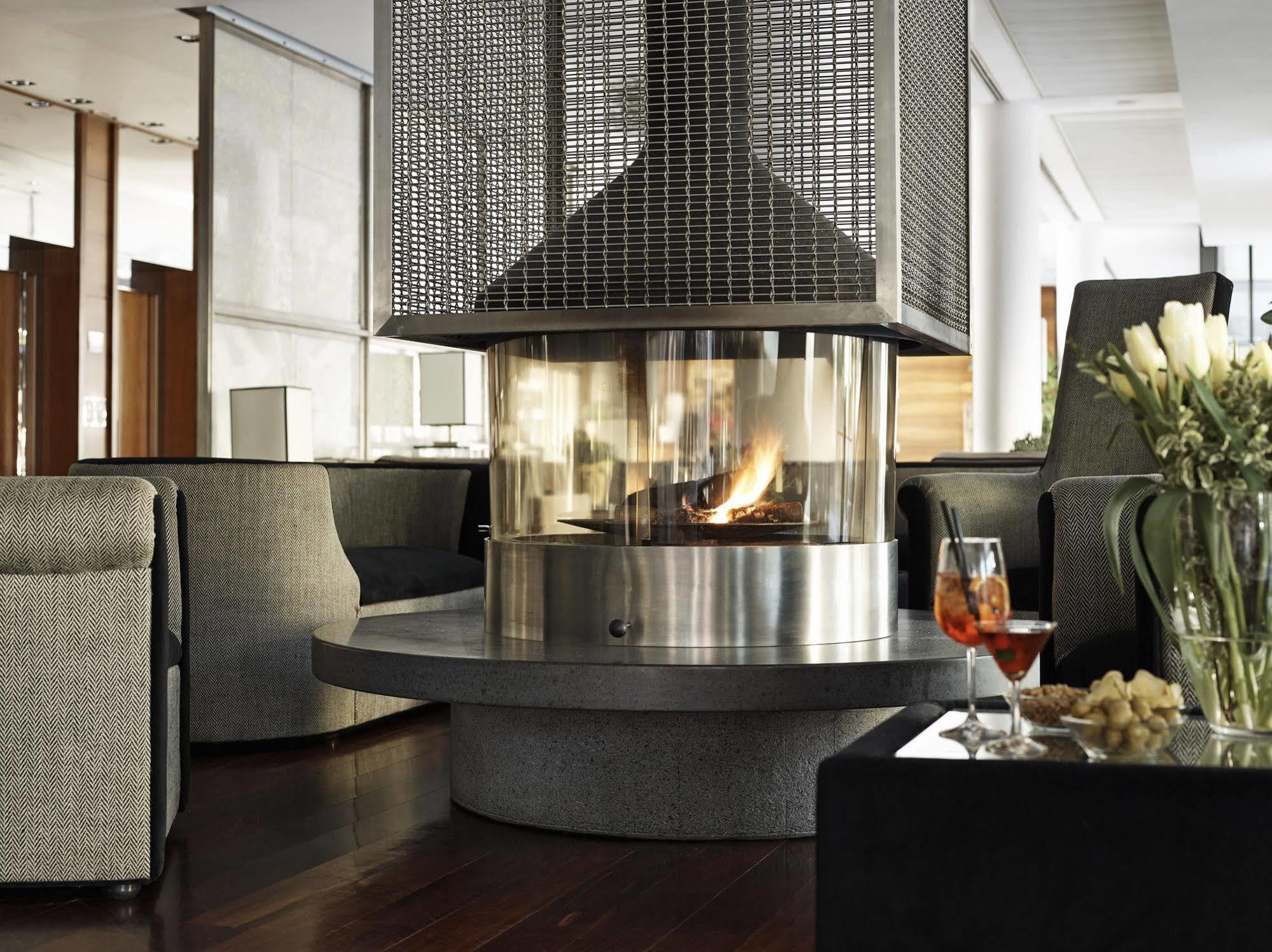Grand Hotel De La Ville Parma Esterno foto A fireplace